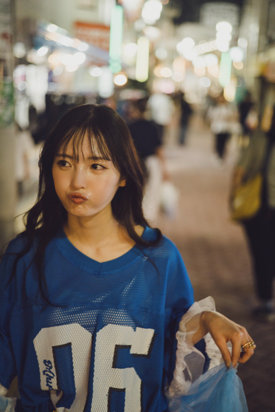 由良ゆら、小学館『PARADE』に初掲載！上京してきて初めて高円寺で撮影「お気に入りはたくさんのカラフルなライトをたいて、珍しい柄の水着をきて撮影したカット」