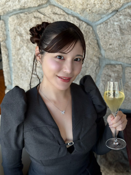 Reina+World、美肌あらわな衣装で誕生日報告！ファンお祝いの声