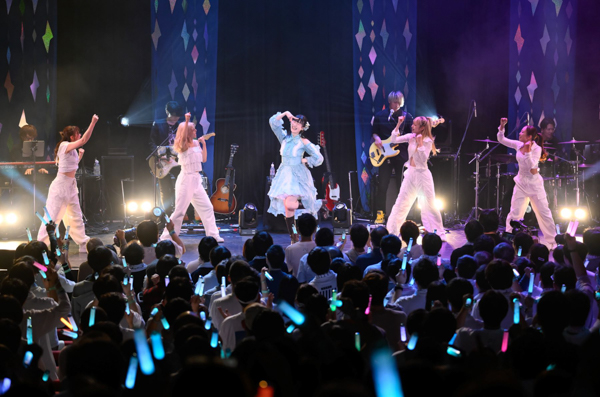 声優アーティスト前島亜美が、初の生バンドを迎えた2ndワンマンライブで全16曲を披露！