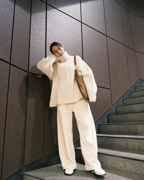 のん、美貌際立つ全身ホワイトコーデ披露！ファン「メガネむちゃ可愛い」