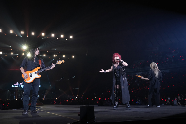 大黒摩季「オールナイトニッポンファミリーよ、熱くなれ！」と、今回のイベントグッズ「熱くなれ！タオル」を掲げて登場！＜ナインティナインのオールナイトニッポン歌謡祭＞