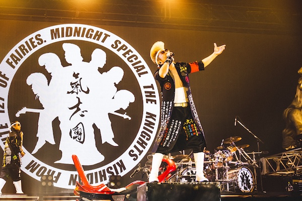 【ライブレポート】氣志團、幕張メッセを爆音ジャック！バイクアクセルコールのド派手演出でフェスの狼煙を上げる＜サントリー オールフリーpresents 氣志團万博2025 関東爆音パビリオン powered by Epson＞