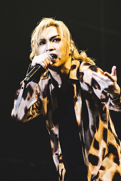 【ライブレポート】「合法的に全裸になるには！？」ゴールデンボンバー、氣志團万博でオーディエンスを笑いと興奮の渦へ！＜サントリー オールフリーpresents 氣志團万博2025 関東爆音パビリオン powered by Epson＞