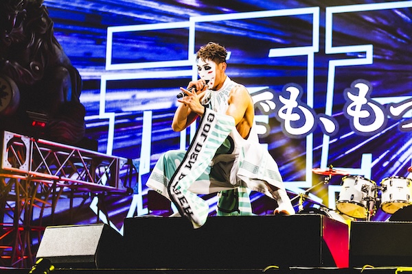 【ライブレポート】「合法的に全裸になるには！？」ゴールデンボンバー、氣志團万博でオーディエンスを笑いと興奮の渦へ！＜サントリー オールフリーpresents 氣志團万博2025 関東爆音パビリオン powered by Epson＞