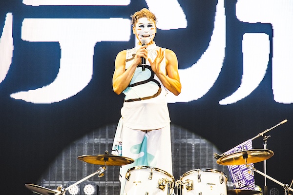 【ライブレポート】「合法的に全裸になるには！？」ゴールデンボンバー、氣志團万博でオーディエンスを笑いと興奮の渦へ！＜サントリー オールフリーpresents 氣志團万博2025 関東爆音パビリオン powered by Epson＞