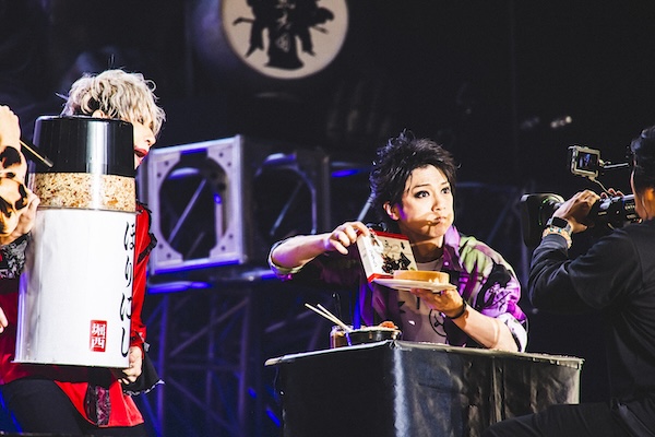 【ライブレポート】「合法的に全裸になるには！？」ゴールデンボンバー、氣志團万博でオーディエンスを笑いと興奮の渦へ！＜サントリー オールフリーpresents 氣志團万博2025 関東爆音パビリオン powered by Epson＞