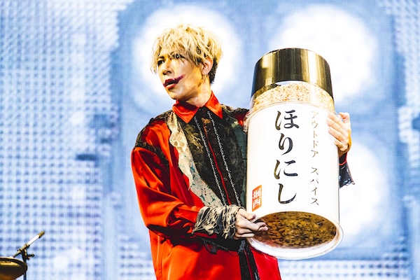 【ライブレポート】「合法的に全裸になるには！？」ゴールデンボンバー、氣志團万博でオーディエンスを笑いと興奮の渦へ！＜サントリー オールフリーpresents 氣志團万博2025 関東爆音パビリオン powered by Epson＞