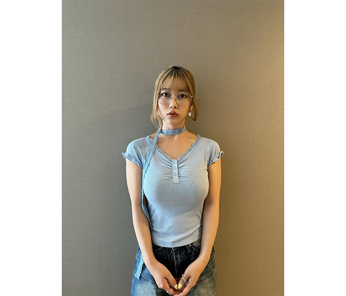 伊織いお、メガネ姿がキュートなカジュアルガーリーコーデ公開！