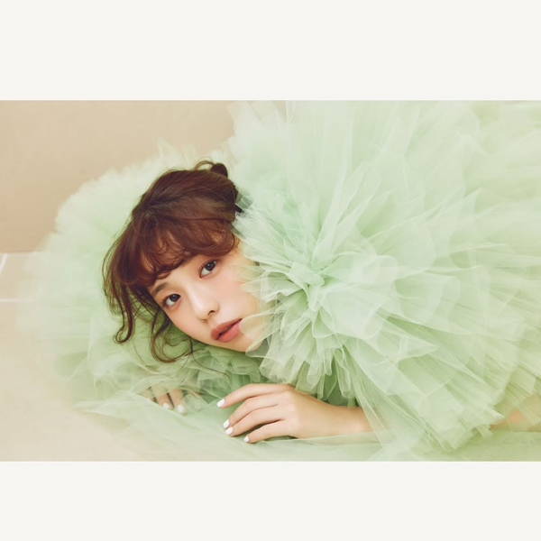 菊地姫奈、美肌あらわなシフォンドレスで美脚あらわに！