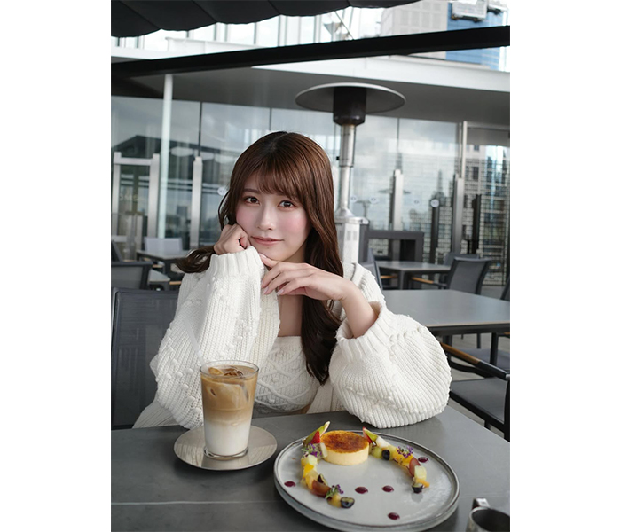 ちとせ よしの、ふわふわニットコーデで女子力抜群！