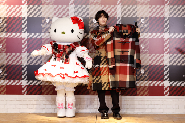 塩野瑛久「キティちゃんにマフラーを巻いてもらうのは、日本人初かも？」貴重な体験に感激「BLUE LABEL / BLACK LABEL CRESTBRIDGE」10周年を記念したイベント「 CB CHECK MARKET 」開催