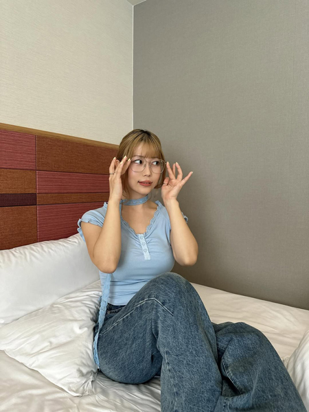 伊織いお、メガネ姿がキュートなカジュアルガーリーコーデ公開！