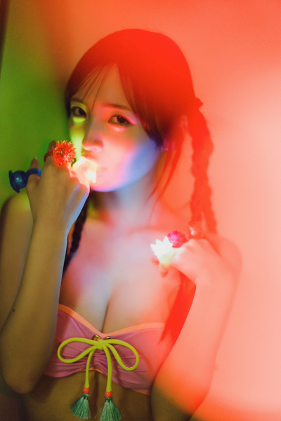 由良ゆら、小学館『PARADE』に初掲載！上京してきて初めて高円寺で撮影「お気に入りはたくさんのカラフルなライトをたいて、珍しい柄の水着をきて撮影したカット」