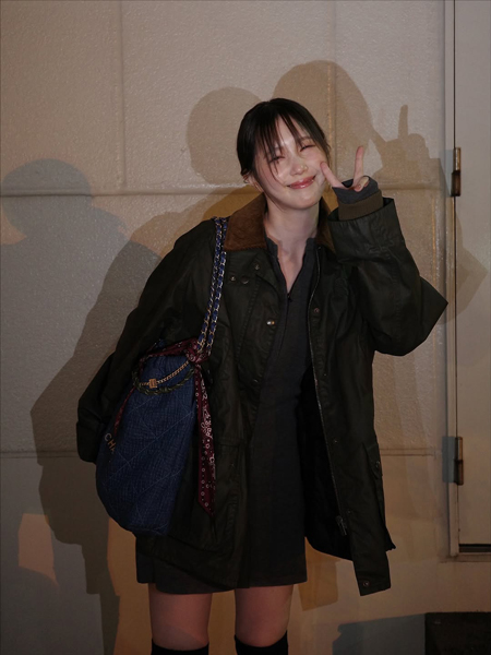 本田翼、太ももあらわなジャケットコーデでファン魅了！