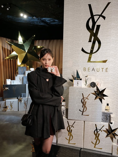 本田翼、ダークトーンのモード系パリシックコーデでキリッとした魅力披露