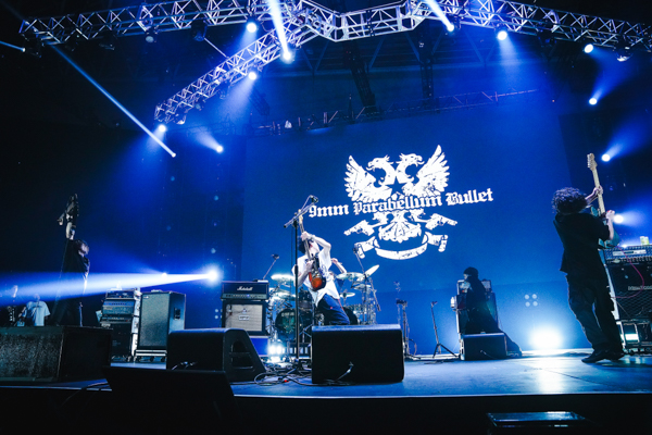 【ライブレポート】9mm Parabellum Bullet「命の恩人です」バンドの運命を変えたJと熱き共演！＜LUNATIC FEST.2025＞