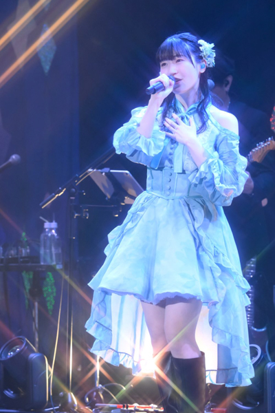 声優アーティスト前島亜美が、初の生バンドを迎えた2ndワンマンライブで全16曲を披露！