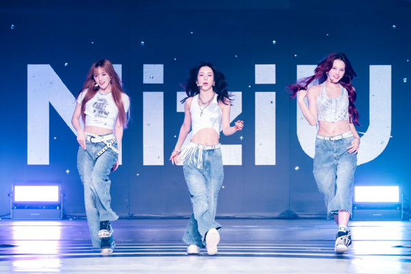 NiziU、全国21都市23会場32公演を巡る初のホールツアー「NiziU Live with U 2025 NEW EMOTION : Face To Face」が11月22日(土)、23日(日・祝)東京・日本武道館2daysにてファイナル！！