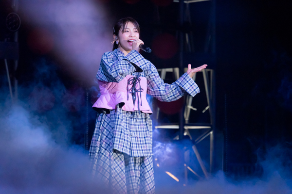 miwa、福山市の遊園地みろくの里で15周年を飾る花火とイルミネーションのど派手ライブ実施～サプライズで小栗旬も登壇！