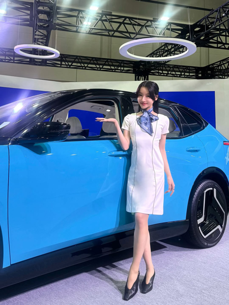 夏帆、美脚あらわなコスチューム姿を披露！