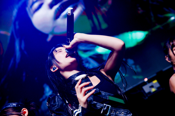 『北斗の拳』× #2i2、解散前ラストの定期公演を銀座Zoukで開催！等身大ケンシロウ像も登場