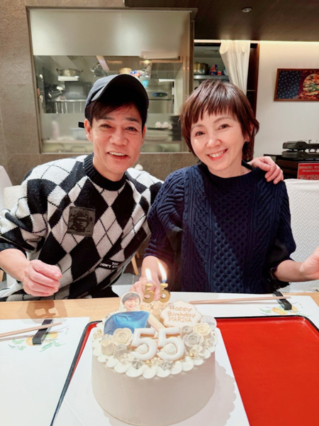 渡辺満里奈、55歳の誕生日を迎え家族からの祝福報告「家族や、私に関わってくれる全ての人に感謝しかない」「面白おかしく過ごしていけたら」＆夫･名倉潤とのラブラブ密着ショットも！！