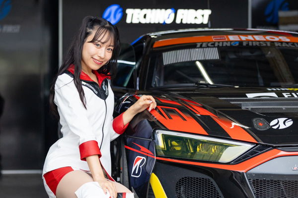 本多もか＆山川紗希、スーパー耐久でレースアンバサダーを務める。ミニ丈ワンピから美脚披露！