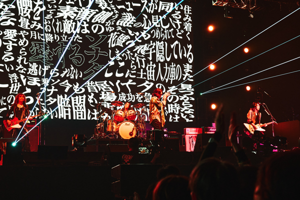 【ライブレポート】THE YELLOW MONKEY、吉井が名言連発「ロックの皆既月食を堪能して」＜LUNATIC FEST.2025＞