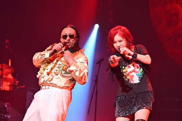 大黒摩季　11月16日、全国ツアー「55 RED TOUR」ファイナルを開催！ゲストに、オルケスタ・デ・ラ・ルスのNORA＆JIN、 そして「ペニゲリオン」で話題のロバート秋山竜次を迎え、一大エンターテインメント・ショーを展開！