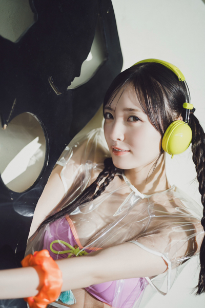 由良ゆら、小学館『PARADE』に初掲載！上京してきて初めて高円寺で撮影「お気に入りはたくさんのカラフルなライトをたいて、珍しい柄の水着をきて撮影したカット」