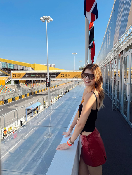 マギー、色っぽ大人セクシーコーデで美肌あらわに！