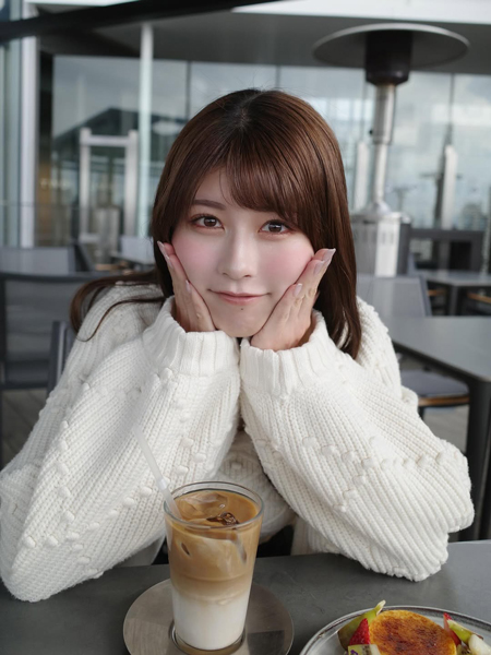 ちとせ よしの、ふわふわニットコーデで女子力抜群！