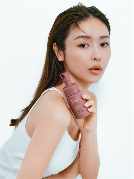 腸活ビューティー・加治ひとみ、「laugh.(ラフドット)」ブランドアンバサダーに就任 イメージビジュアルを公開『自分を大切にする時間』をテーマに新たなフェムケアを提案