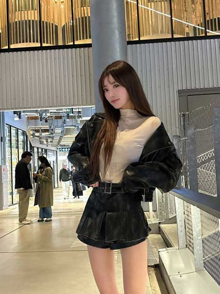 聖菜、スレンダー美スタイルあらわなミニ丈コーデで太ももあらわに！