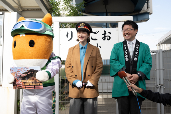 山口ふるさと大使の村重杏奈、『SLやまぐち号』出発式でウインズ小郡20周年を祝福