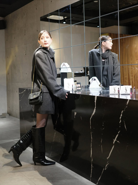 本田翼、ダークトーンのモード系パリシックコーデでキリッとした魅力披露