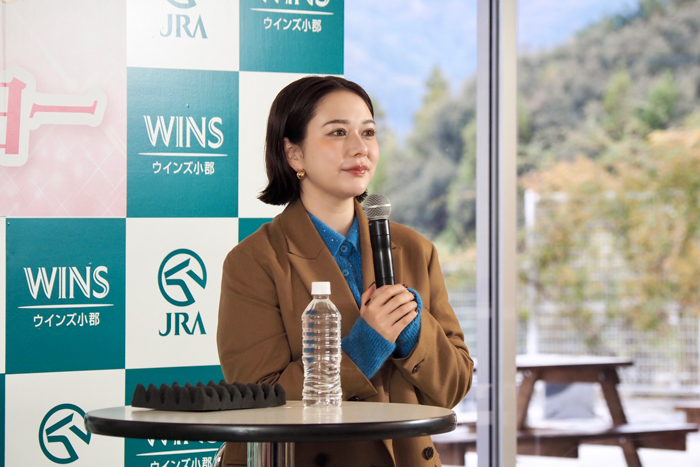 村重杏奈が「JRAウインズ小郡開設20周年記念トークショー」に登場…GⅡ東スポ杯2歳Sの注目馬ローベルクランツは名前が高級車みたいと推しも結果は8着