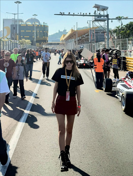 マギー、圧巻のプロポーションに釘付け！ファン「かっこいいし、スタイルが良い」