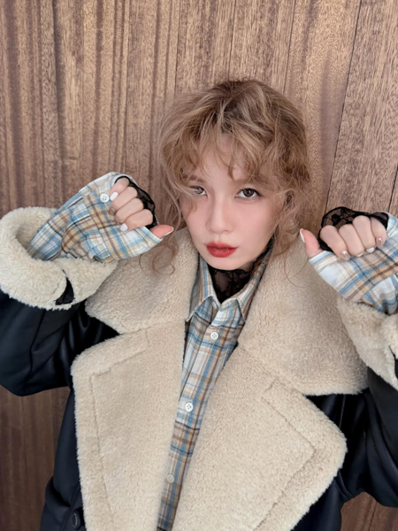 宇野実彩子、お腹だしショットや美脚あらわなタイツコーデ披露