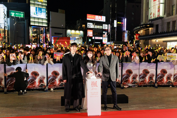 『楓』福士蒼汰、福原遥、行定勲監督「大阪めっちゃ好きやねん」サプライズ登壇に1,000人の歓声！＜「なんば広場」２周年記念映画『楓』ライトアップスペシャルイベント＞