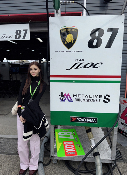 スーパーGTにレースアンバサダーより可愛い子がいると話題に！ トリンガルハーフ美人モデルEriが最終戦に来場。