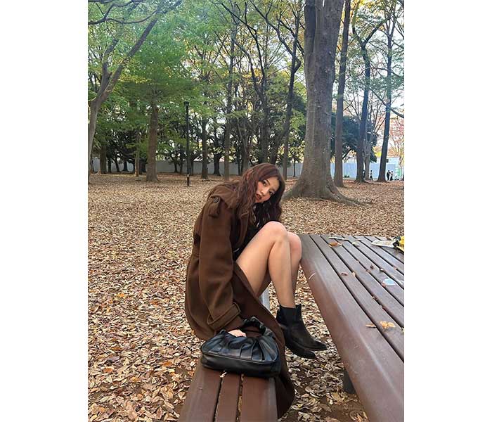 黒木麗奈、美脚スラリ！ロングコートで圧巻のスタイル披露！