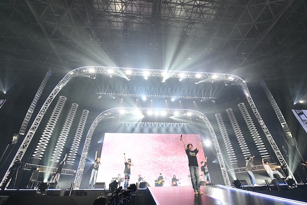 【ライブレポート】WEST.、ファンと一緒に超大盛り上がり！最高のパフォーマンスを披露＜テレビ朝日ドリームフェスティバル2025＞