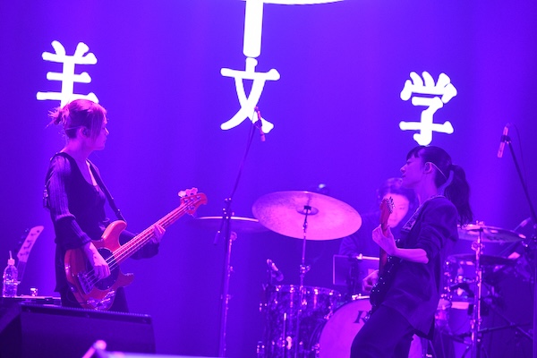 【ライブレポート】羊文学、まるで1本のドラマのようなライブ！3人が作り出すグルーヴに身を委ねる＜テレビ朝日ドリームフェスティバル2025＞