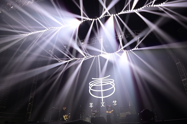 【ライブレポート】羊文学、まるで1本のドラマのようなライブ！3人が作り出すグルーヴに身を委ねる＜テレビ朝日ドリームフェスティバル2025＞