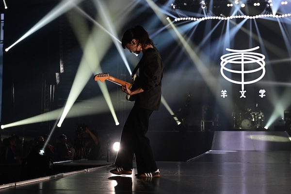 【ライブレポート】羊文学、まるで1本のドラマのようなライブ！3人が作り出すグルーヴに身を委ねる＜テレビ朝日ドリームフェスティバル2025＞