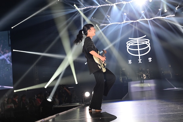 【ライブレポート】羊文学、まるで1本のドラマのようなライブ！3人が作り出すグルーヴに身を委ねる＜テレビ朝日ドリームフェスティバル2025＞