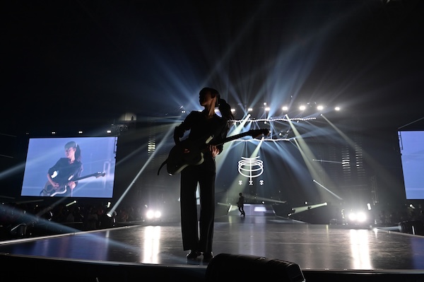 【ライブレポート】羊文学、まるで1本のドラマのようなライブ！3人が作り出すグルーヴに身を委ねる＜テレビ朝日ドリームフェスティバル2025＞