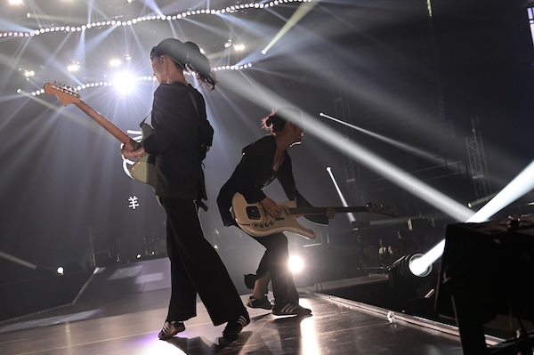 【ライブレポート】羊文学、まるで1本のドラマのようなライブ！3人が作り出すグルーヴに身を委ねる＜テレビ朝日ドリームフェスティバル2025＞