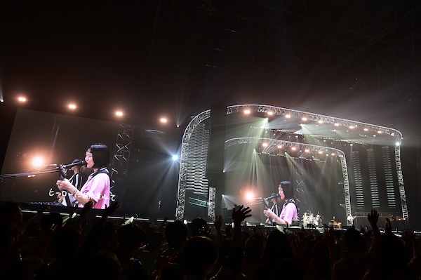 【ライブレポート】SHISHAMO、3年ぶりのドリフェスで圧巻パフォーマンス！＜テレビ朝日ドリームフェスティバル2025＞